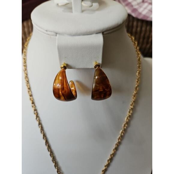 Avon Tortoise Brown Lucite Modernist Gold Tone Pendant Necklace and Earrings - Picture 6 of 7